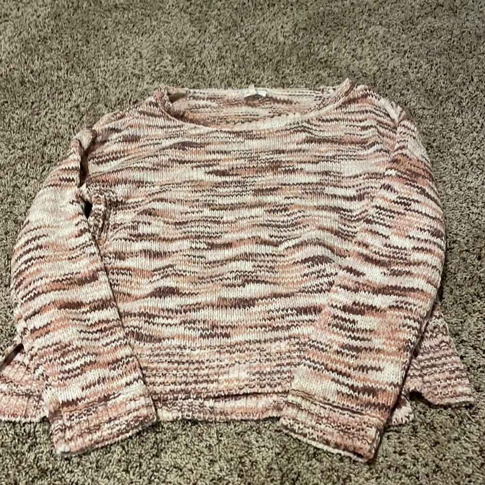 Super cute sweater is soft and was only worn once! Size Medium